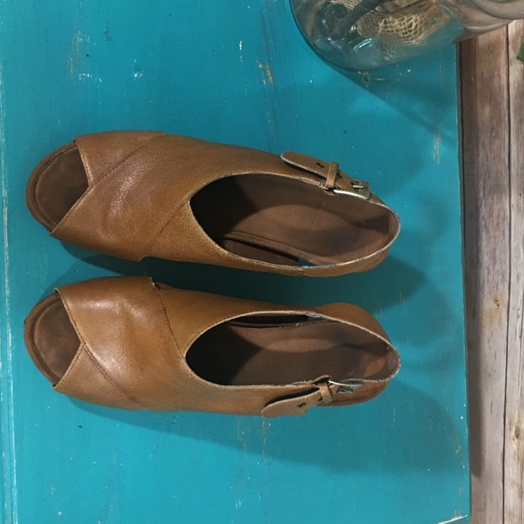 Aerosoles wedge sandal. Brown leather with buckle. - Picture 2 of 5